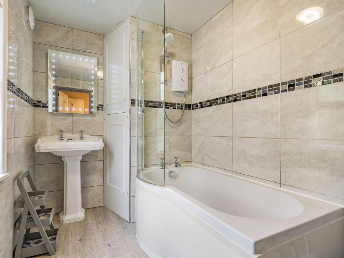 Villa Wychwood Whitby Esterno foto